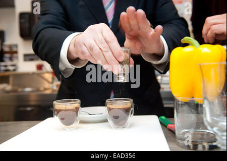 Manhattan, New York, USA. 7. November 2014. Italienische Meister Barista ETTORE DIANA macht Espresso mit Pfeffer auf die neue cafÅ½-Crave.it auf der Sixth Avenue. © Bryan Smith/ZUMA Draht/Alamy Live-Nachrichten Stockfoto