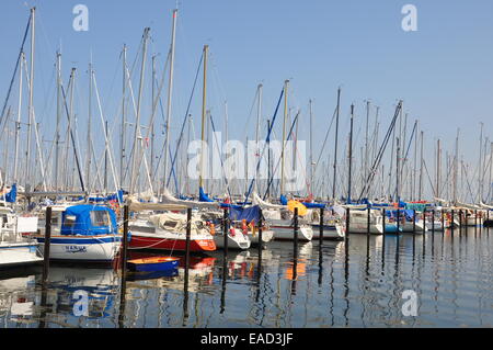 Segelboote in einer Marina, Heiligenhafen, Schleswig-Holstein, Deutschland Stockfoto