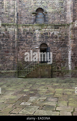 Im alten Gefängnis von Lancaster Castle, Lancashire. Der Hinrichtungshof am Fuße des Donjons – jahrhundertelang wurden Leichen unter den Tafelsteinen begraben Stockfoto