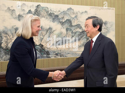 Peking, China. 12. November 2014. Chinese Vice Premier Ma Kai (R) trifft sich mit Ginni Rometty, Chairman, President und CEO von IBM Corporation, in Peking, Hauptstadt von China, 12. November 2014. © Xie Huanchi/Xinhua/Alamy Live-Nachrichten Stockfoto