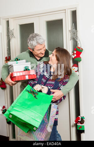 Paar-Holding-Geschenke für Weihnachten Stockfoto