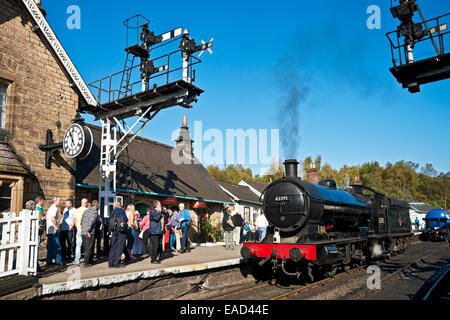 Leute beobachten Team Lokomotive Lokomotive Zugmaschine Grosmont Railway Station NYMR North Yorkshire Moors Railway England Großbritannien Großbritannien Großbritannien Großbritannien Großbritannien Großbritannien Großbritannien Großbritannien Großbritannien Großbritannien und Nordirland Stockfoto