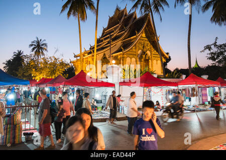 HAW PHA BANG oder königliche Tempel befindet sich oberhalb der berühmten Nachtmarkt. Berühmten Luang Prabang Nachtmarkt. Laos, Südostasien, Asien Stockfoto