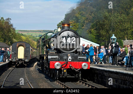 Menschen Besucher beobachten Dampflok Lokomotive Zug Maschine Grosmont Railway Station North Yorkshire Moors Railway England Vereinigtes Königreich Stockfoto