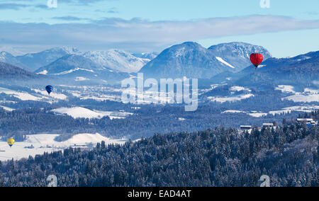 Ballonfahrt im Tiroler Unterinntal, Kössen, Tirol, Österreich Stockfoto