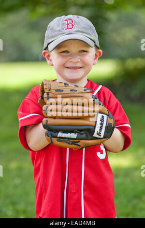 Kleiner Junge gekleidet Ina Baseball uniform mit eines Baseball-Handschuhs spielbereit Stockfoto