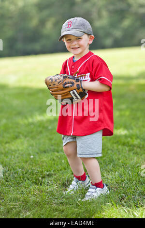 Kleiner Junge gekleidet Ina Baseball uniform mit eines Baseball-Handschuhs spielbereit Stockfoto