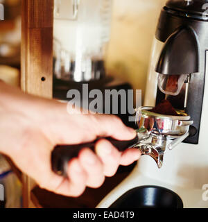 Professionelle Kaffeemühle Maschine zur Herstellung von Espresso in einem Café. Instagram-Stil, Vintage Farbeffekt. Stockfoto