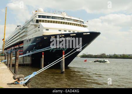 Kreuzfahrtschiff "Mein Schiff 1" im Besitz von TUI Cruises vertäut im Hafen, Hamburg Cruise Center HafenCity, Hamburg, Hamburg Stockfoto