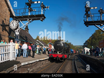 Menschen Besucher Blick auf Lok Lokomotive Lokomotive Lokomotive am Herbst Steam Gala Grosmont Station North Yorkshire England Vereinigtes Königreich Großbritannien Stockfoto