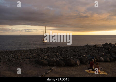 Yacht vor Anker vor der Küste in Playa San Juan, bei Sonnenuntergang, Teneriffa, Kanarische Inseln, Spanien. Stockfoto