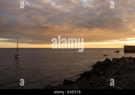 Yacht vor Anker vor der Küste in Playa San Juan, bei Sonnenuntergang, Teneriffa, Kanarische Inseln, Spanien. Stockfoto
