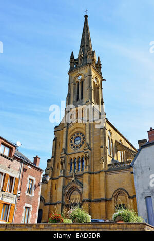 Neo-gotische Saint-Georges Kirche in Fumay, Champagne-Ardenne, versteckt zwischen den Häusern im historischen Zentrum der Stadt am Fluss Meu Stockfoto