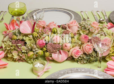 Schöne Leck Blumenarrangement im weichen rosa und grün auf einem Weihnachtstisch Stockfoto
