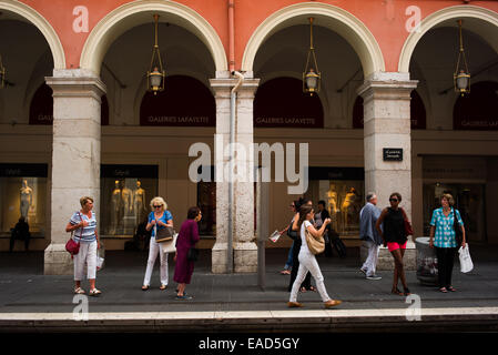 Blick auf Place Massena und Galeries Lafayette, Nizza, Frankreich. Stockfoto