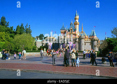 Besucher strömen auf die Sleeping Beauty Castle in Disneyland, Los Angeles, Kalifornien Stockfoto