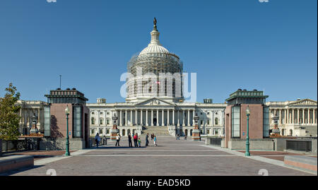 Touristen in das Besucherzentrum des Kapitol als die Kuppel ist umhüllt von Gerüsten 10. November 2014 in Washington, DC. Die 60 Millionen US-Dollar-Projekt soll die Verschlechterung der Cast Iron Dome zu stoppen und für die Zukunft zu bewahren. Stockfoto