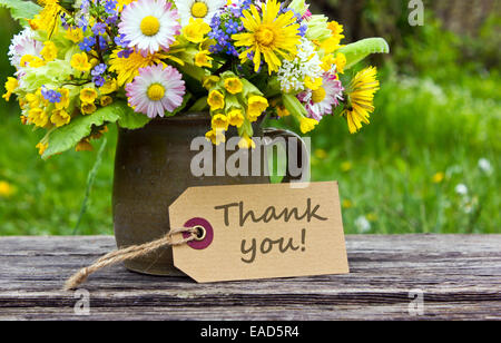englische Dankeschönkarte mit Frühlingsblumen Stockfoto