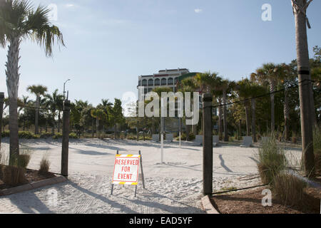 Zeichen-Werbung "reserviert für Veranstaltung" an der Beachvolleyball-Plätze im Rossi Park, Bradenton, Florida Stockfoto