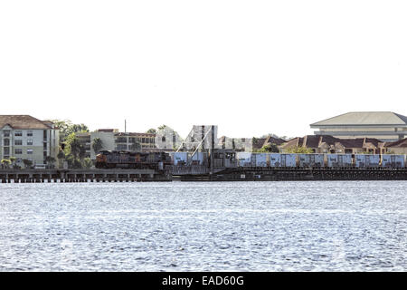 CSX-Zug überquert die Bascule Zugbrücke in Bradenton, Florida Stockfoto