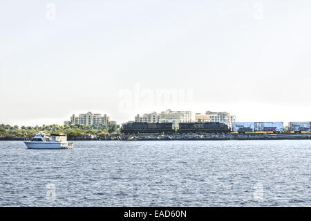 CSX Zug überqueren der Klappbrücke über die Manatee River. Stockfoto