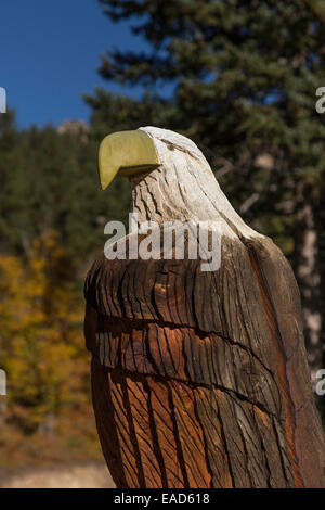 Geschnitzte hölzerne Adler, Spearfish Canyon Lodge, Spearfish Canyon, Black Hills National Forest, SD, USA Stockfoto