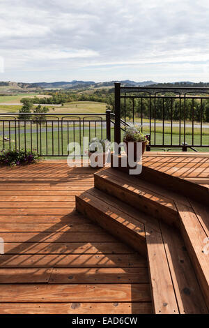 Große Holzterrasse, Wohnhaus, USA Stockfoto