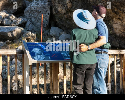 Senior Tourist paar, Presidential Trail, Mount Rushmore National Memorial, SD, USA Stockfoto