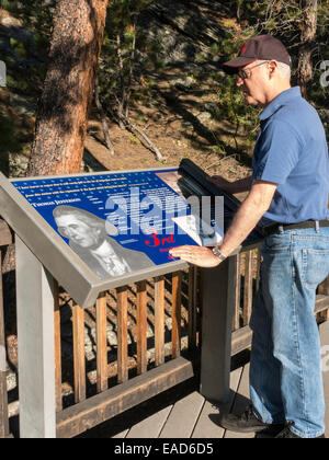 Ältere männliche Tourist, Presidential Trail, Mount Rushmore National Memorial, SD, USA Stockfoto