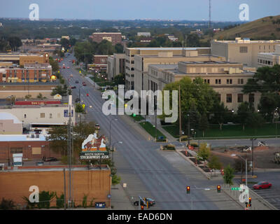 Dachterrasse mit Blick auf die Innenstadt von Hotel Alex Johnson, Rapid City, die Black Hills, SD, USA Stockfoto