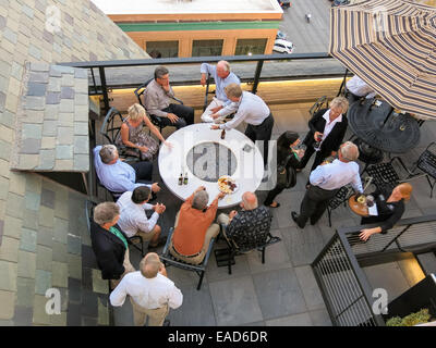 Gönner an der Bar auf der Dachterrasse, Alex Johnson Hotel, Rapid City, die Black Hills, SD, USA Stockfoto