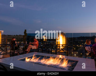 Gäste im Bereich der Bar auf der Dachterrasse mit Feuer Gruben, Alex Johnson Hotel in Rapid City, SD, USA Stockfoto