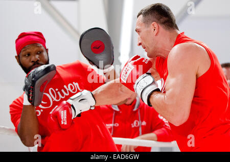 Hamburg, Deutschland. 12. November 2014.  Ukrainische Schwergewichtsboxer Vladimir Klitschko (R) führt mit seinem Trainer Johnathon Banken (L) während der Presse-Ausbildung von seinen IBF WM Box-Kampf gegen Bulgarien Kubrat Pulev in Hamburg, Deutschland, 12. November 2014. Klitschko wird versuchen, seinen IBF-WM-Titel gegen Pflichtherausforderer Pulev am 15. November 2014 zu verteidigen. Bildnachweis: Dpa picture Alliance/Alamy Live News Stockfoto