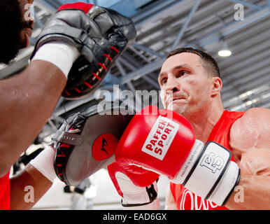 Hamburg, Deutschland. 12. November 2014.  Ukrainische Schwergewichtsboxer Vladimir Klitschko (R) führt mit seinem Trainer Johnathon Banken (L) während der Presse-Ausbildung von seinen IBF WM Box-Kampf gegen Bulgarien Kubrat Pulev in Hamburg, Deutschland, 12. November 2014. Klitschko wird versuchen, seinen IBF-WM-Titel gegen Pflichtherausforderer Pulev am 15. November 2014 zu verteidigen. Bildnachweis: Dpa picture Alliance/Alamy Live News Stockfoto