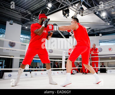 Hamburg, Deutschland. 12. November 2014.  Ukrainische Schwergewichtsboxer Vladimir Klitschko (R) führt mit seinem Trainer Johnathon Banken (L) während der Presse-Ausbildung von seinen IBF WM Box-Kampf gegen Bulgarien Kubrat Pulev in Hamburg, Deutschland, 12. November 2014. Klitschko wird versuchen, seinen IBF-WM-Titel gegen Pflichtherausforderer Pulev am 15. November 2014 zu verteidigen. Bildnachweis: Dpa picture Alliance/Alamy Live News Stockfoto