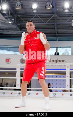 Hamburg, Deutschland. 12. November 2014. Ukrainische Boxer Vladimir Klitschko (vorne) übt während des Trainings der Presse vor der IBF WM Box-Kampf zwischen ihm und Bulgariens Kubrat Pulev in Hamburg, Deutschland, 12. November 2014 in den Ring. Klitschko wird versuchen, seinen IBF-WM-Titel gegen Pflichtherausforderer Pulev in der o2 World in Hamburg am 15. November 2014 zu verteidigen. Bildnachweis: Dpa picture Alliance/Alamy Live News Stockfoto