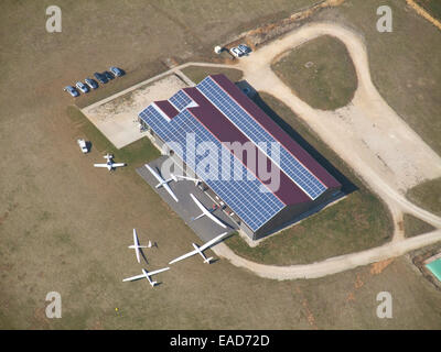 Luftaufnahme der Segelflugzeuge Hangar mit Photovoltaik-Module auf Dach, Pont-Saint-Vincent-Flugplatz, Meurthe et Moselle, Frankreich Stockfoto
