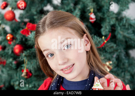 Mädchen lächelnd in die Kamera schaut Stockfoto