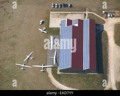 Luftaufnahme der Segelflugzeuge Hangar mit Photovoltaik-Module auf Dach, Pont-Saint-Vincent-Flugplatz, Meurthe et Moselle, Frankreich Stockfoto