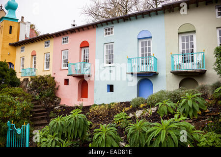 Chantry Zeile Cottages im Portmeirion, Gwynedd, Wales Stockfoto