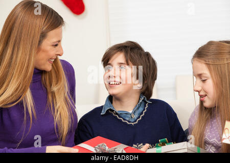 Sohn zu seiner Mutter ein Geschenk zu Weihnachten Stockfoto