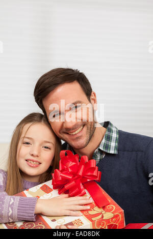 Vater mit seiner Tochter lächelnd zusammensitzen Stockfoto