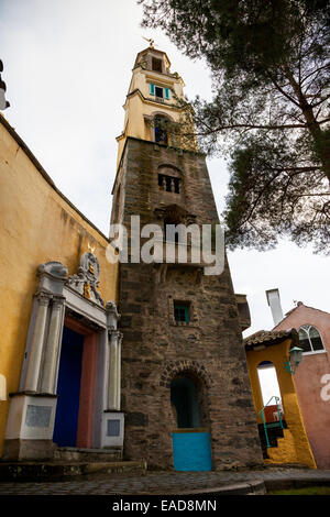 Der Glockenturm im Portmeirion, in der Nähe von Porthmadog, Gwynedd, Wales Stockfoto