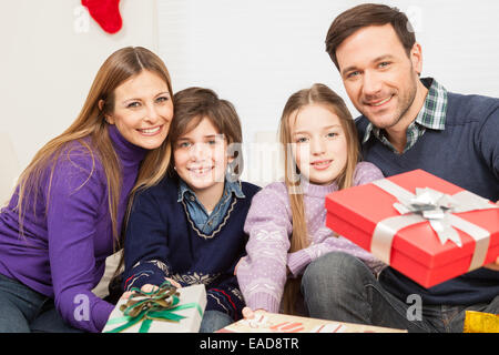 Glückliche Familie Lächeln geben vorhanden Stockfoto