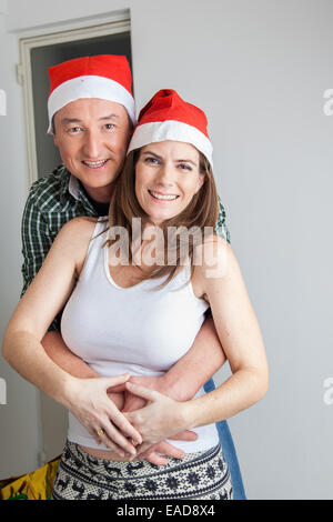 Mann die Hände auf den Bauch seiner schwangeren Frau Stockfoto
