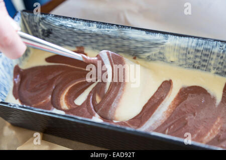 Schokolade auf Kuchen in Auflaufform Stockfoto
