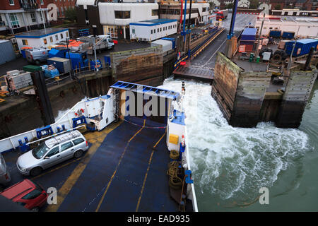 Die Isle Of Wight-Autofähre verlassen Dock im Hafen von Portsmouth Stockfoto