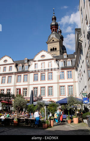 Menschen Essen im Freien im Straßencafé in der Altstädter Ring. Platz bin Plan, Koblenz, Rheinland-Pfalz, Deutschland, Europa Stockfoto