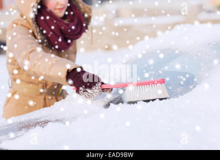 Nahaufnahme von Frau Schnee vom Auto Reinigung Stockfoto