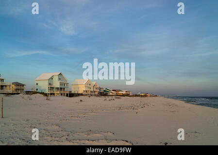 Beach-Häuser thront auf Stelzen direkt am Strand am Golf von Mexiko in der Nähe von Gulf Shores, Alabama. Stockfoto